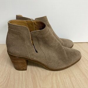 Lucky Brand Boots size 7.5 Suede Leather Taupe Gray Ankle Booties LP-Ponic